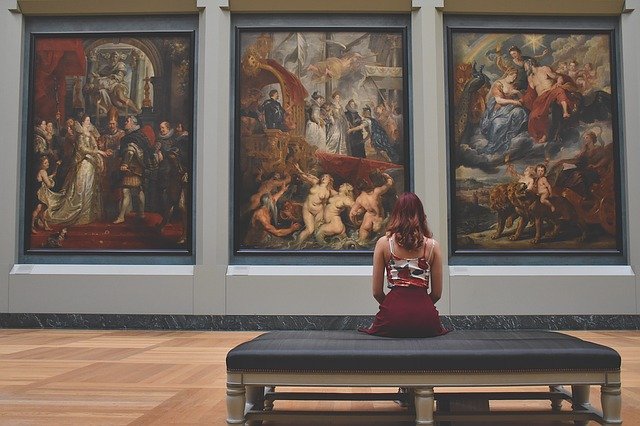 femme dans un musée